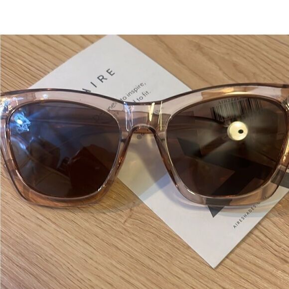 NWT Aire Auriga 54mm Gradient Cat Eye
Sunglasses - Picture 4 of 6
